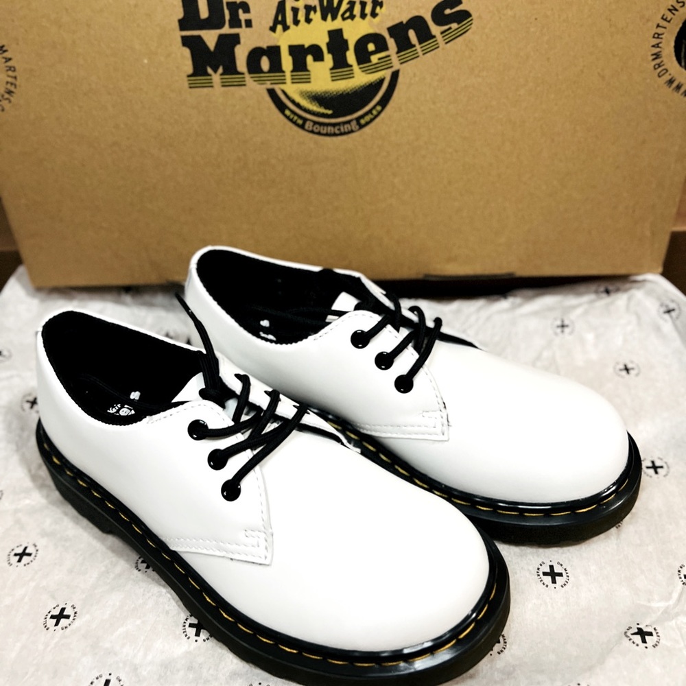 Dr. Martens Kids White and Black US Size 3-Eye Oxford Shoes